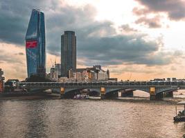 Londres, Inglaterra, 20200 - Vista de un puente en Londres al atardecer foto