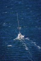 Sydney, Australia, 2020 - Yate navegando en un cuerpo de agua foto