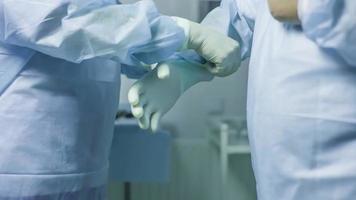 läkare som sätter handskar