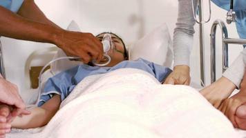 Patient erhält Sauerstoffmaske vom medizinischen Team