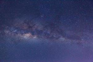 vía láctea en el cielo nocturno foto