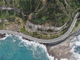 vista aérea de una carretera y una montaña. foto