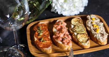 Aperitivo de tostadas con pescado foto