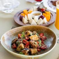 ensalada de berenjena con tomates foto