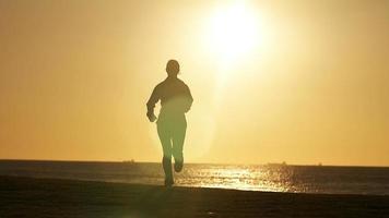 fille sportive jogging dans le parc lever / coucher du soleil au ralenti video
