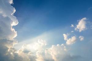 cielo azul y nubes foto