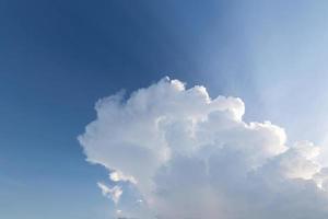 cielo azul y nubes foto