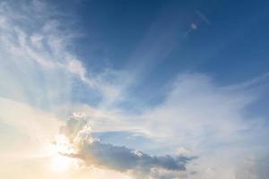 cielo azul y nubes al atardecer foto