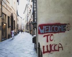 lucca, italia, 2020 - graffiti en la pared de la ciudad foto