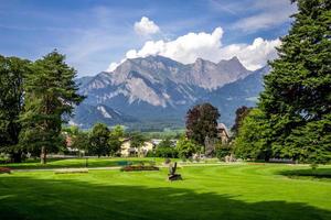 bad ragaz, suiza, 2020 - curso de oro con los alpes suizos en la distancia foto