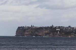 ciudad en un acantilado cerca del mar. foto