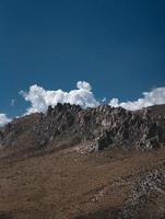 Montaña marrón y gris bajo un cielo azul durante el día foto