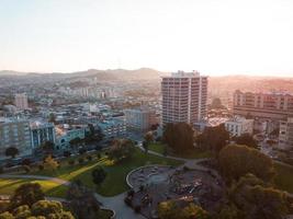 edificio de gran altura rodeado de árboles foto