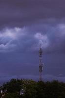 Torre de radio contra un cielo nublado foto