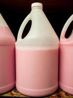 jabón líquido para manos, botellas de plástico rosa, desinfectante de limpieza, mango de estante foto