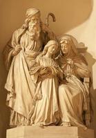 verona - escultura de la sagrada familia en st. iglesia de thomas
