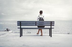 mujer sentada en un banco foto
