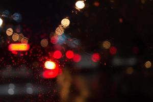luces del coche bajo la lluvia