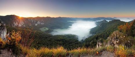 Montaña rocosa al atardecer - Eslovaquia, Sulov foto