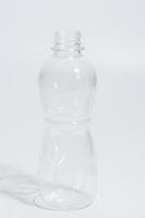 Botella de plástico vacía sobre fondo blanco. foto