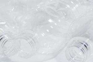 Botellas de plástico vacías sobre fondo blanco. foto