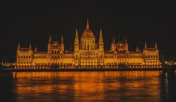 El edificio del parlamento húngaro en Budapest, Hungría foto