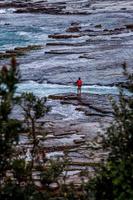 Sydney, Australia, 2020: una vista de una persona en una orilla rocosa foto