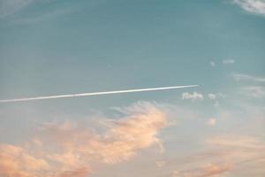 el cielo al atardecer con un avión. foto