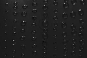 gotas de lluvia sobre un fondo negro foto
