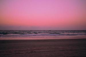 colorido atardecer en una playa foto