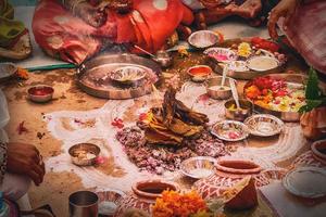 personas compartiendo una comida tradicional india. foto