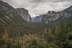 parque del valle de yosemite en un día nublado foto