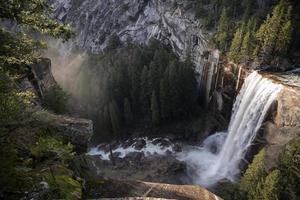 hermosa cascada en el valle de la montaña foto