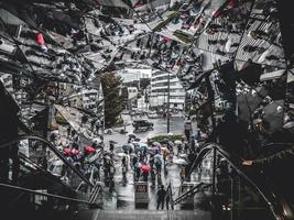 Tokio, Japón, 2018: los turistas salen de la escalera mecánica reflejada en una calle muy transitada