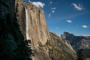 Hermoso valle de Yosemite bajo un cielo azul durante el día foto