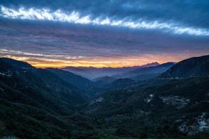 hermosa puesta de sol sobre las verdes montañas foto