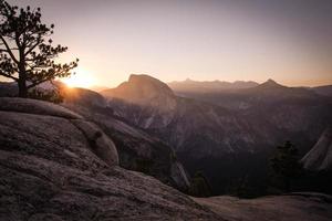 el sol se pone sobre el parque nacional del valle de yosemite foto