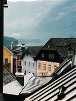 hallstatt, austria, 2020 - casas de caja de chocolate austriacas foto