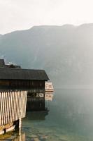 hallstatt, austria, 2020 - casas en un lago foto
