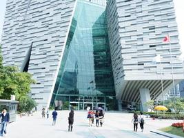 guangdong, china, 2020 - gente caminando fuera de la biblioteca foto