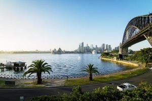 Sydney, Australia, 2020: una carretera y un puente cerca de un cuerpo de agua. foto