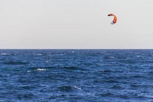 nueva gales del sur, australia, 2020 - persona en parasailing en el agua foto