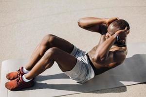 hombre haciendo abdominales foto