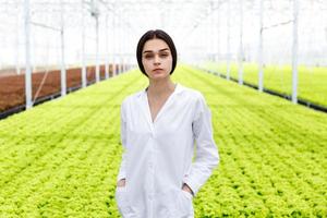 investigadora en bata blanca foto