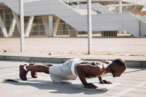 hombre haciendo flexiones foto