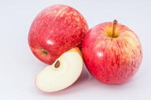 manzanas sobre fondo blanco foto