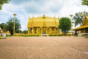 el templo dorado de wat paknam jolo