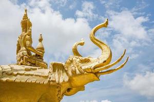 estatua en el templo dorado de wat paknam jolo