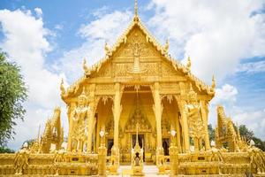 el templo dorado de wat paknam jolo, tailandia foto