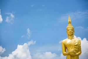 estatua en el templo dorado de wat paknam jolo foto